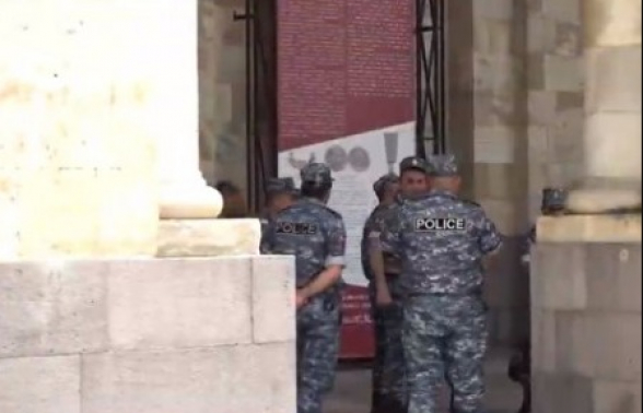 Մեծ թվով ոստիկաններ՝ Հանրապետության հրապարակում (տեսանյութ)